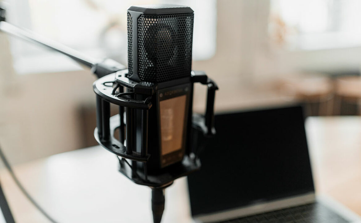 microphone-in-studio-recording-news-on-radio-2022-11-16-21-44-45-utc